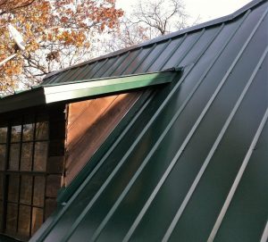 Read more about the article Choosing a Standing Seam Metal Roof for Your New Construction Home in Dallas